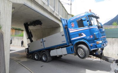 LKW steckt in Bahnunterführung fest