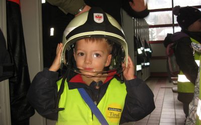 Der Kindergarten zu Besuch bei der FF-Pettneu